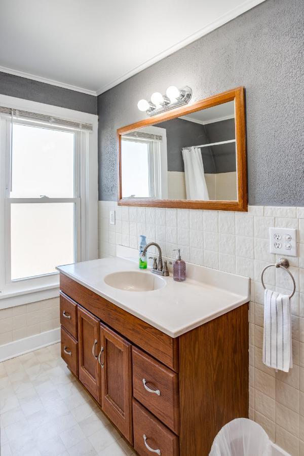 Spacious Home With In-Unit Laundry, Parking, 1Gb Wifi, & Patio Deck Рочестер Экстерьер фото